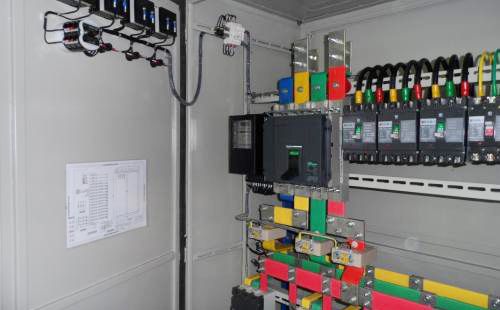 How should the distribution box be placed